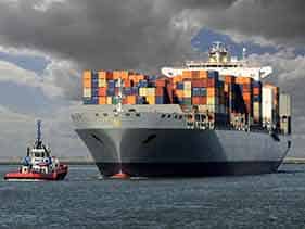 Buque portacontenedores en el agua - Servicios de transporte marítimo internacional